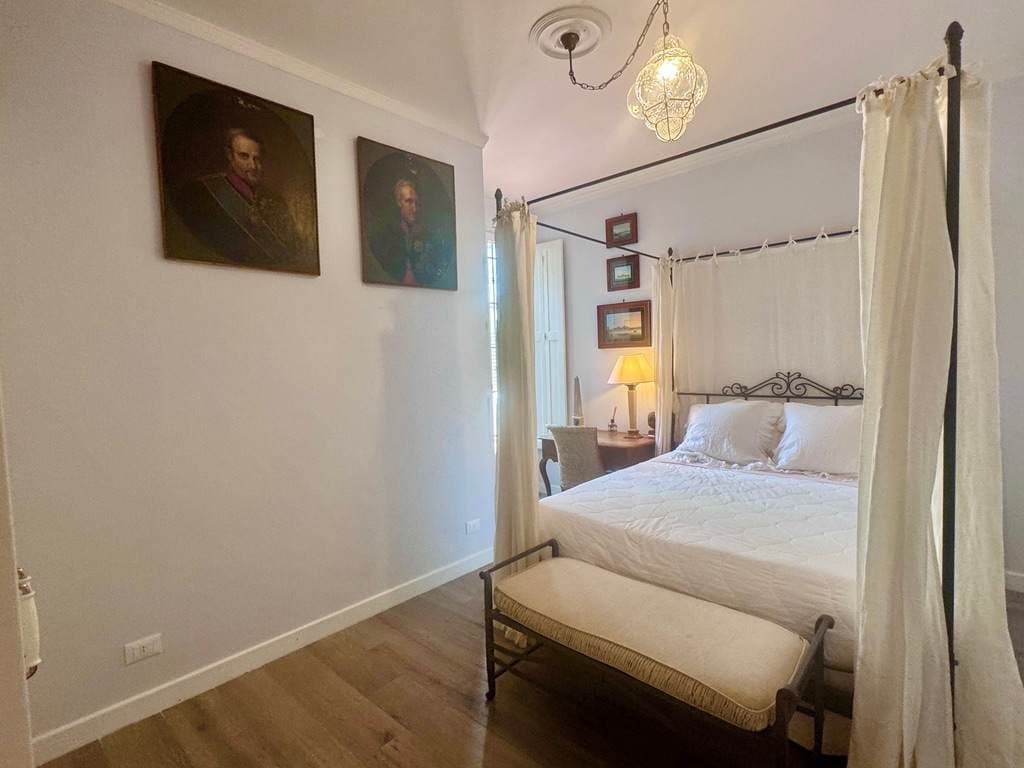 Florence Favorite - Image 7